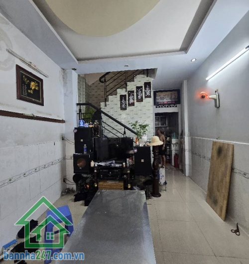 CHỈ 5,45 TỶ - HẺM XE HƠI – TÂN BÌNH – GẦN LẠC LONG QUÂN – 52M² – 2 TẦNG – 3PN Kết cấu: 1 trệt, 1 lầu, gồm 3 phòng ngủ. Diện tích 52m², nhà nở hậu 3.9m, phong thủy tốt.