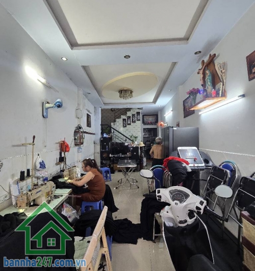 CHỈ 5,45 TỶ - HẺM XE HƠI – TÂN BÌNH – GẦN LẠC LONG QUÂN – 52M² – 2 TẦNG – 3PN Kết cấu: 1 trệt, 1 lầu, gồm 3 phòng ngủ. Diện tích 52m², nhà nở hậu 3.9m, phong thủy tốt.