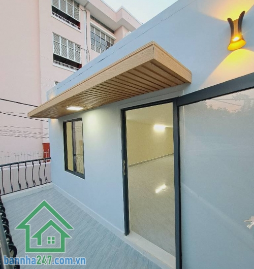 CHỈ 2.1 TỶ – NHÀ 2 TẦNG TRUNG TÂM AEON TÂN PHÚ – DT 50M2 (4.5x11)M – 2PN * Nhà lô góc, còn thơm mùi sơn, thiết kế hiện đại, chỉ việc xách vali vào ở. * Kết cấu 2 tầng, 2PN thoáng mát, đầy đủ công năng. * Vị trí cực đẹp: 5 phút ra Aeon Mall, công viên Cela