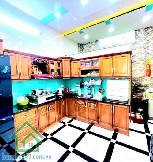 CHỈ 6,5 TỶ – SIÊU PHẨM NHÀ PHỐ 5 TẦNG – GIÁP TÊN LỬA- Ô TÔ NGỦ TRONG NHÀ – NHÀ MỚI BTCT – KHU VIP Diện tích: 4m x 14m – SỔ VUÔNG ĐẸP, nở hậu nhẹ tài lộc