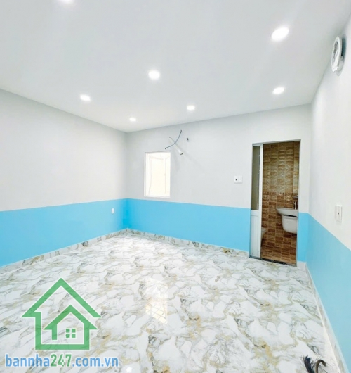 CHỈ 3.5 TỶ - NHÀ ĐẸP – GIÁP NGÃ TƯ BỐN XÃ – Ở NGAY Kết cấu: 1 trệt 1 lửng, 2PN – 2WC (có 1PN trệt tiện lợi), phòng khách, bếp đầy đủ. Vị trí: liền kề Ngã Tư 4 Xã.