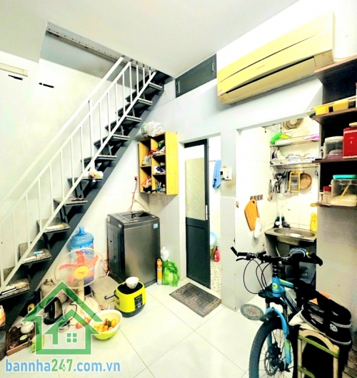 CHỈ 2,35 TỶ - SIÊU PHẨM – 2 TẦNG – DT 14M² – HẺM TO NHƯ MẶT TIỀN – KD SẦM UẤT – SỔ RIÊNG * Kết cấu: 1 trệt + 1 lửng, 1WC, nhà còn mới ở ngay * Hẻm to như mặt tiền, phù hợp kinh doanh đa ngành * Vị trí siêu tiện: sát chợ Chung cư Huỳnh Văn Chính, trường QT