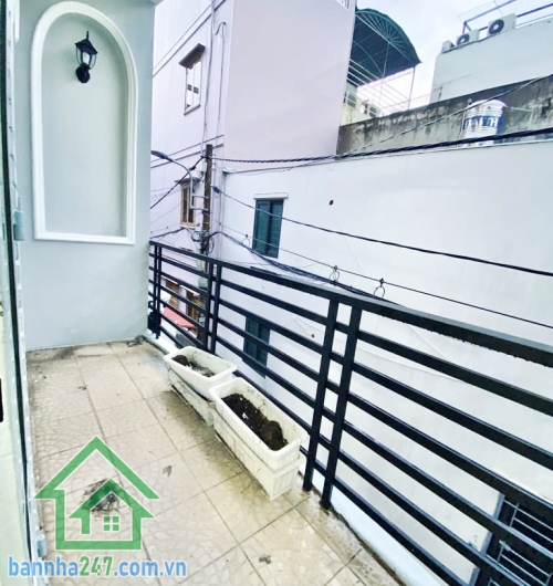 CHỈ 5,5 TỶ - HẺM XE HƠI – KẾ BIG C TRƯỜNG CHINH – TÂN PHÚ - 4PN – 3WC  DT: 41m² – 3 Tầng – 4PN – 3WC Nhà mới, vào ở ngay – Hẻm xe hơi thông thoáng - Khu dân trí cao, an ninh tốt. Nhà còn mới, thích hợp gia đình đông người. 
