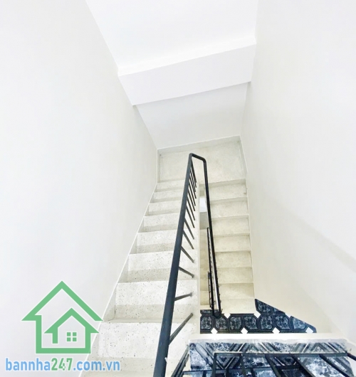 CHỈ 5,5 TỶ - HẺM XE HƠI – KẾ BIG C TRƯỜNG CHINH – TÂN PHÚ - 4PN – 3WC  DT: 41m² – 3 Tầng – 4PN – 3WC Nhà mới, vào ở ngay – Hẻm xe hơi thông thoáng - Khu dân trí cao, an ninh tốt. Nhà còn mới, thích hợp gia đình đông người. 