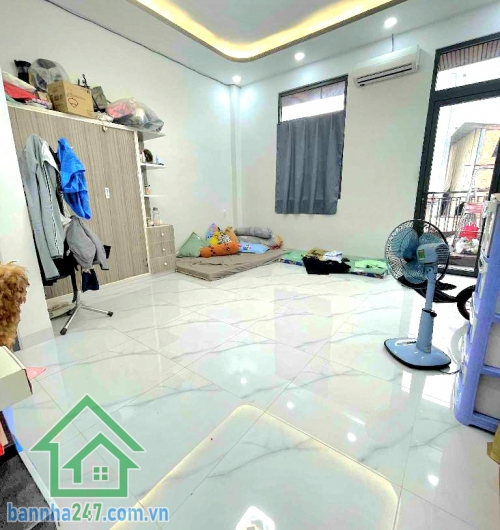 CHỈ 4,25 TỶ – TÂN PHÚ – LÊ THÚC HOẠCH - DTCN 32m² (5×9) – 3 TẦNG – CÁCH 20M RA MẶT TIỀN. Kết cấu: 1 trệt – 1 lửng – 1 lầu – ban công thoáng. Gồm 2 PN – 2 WC