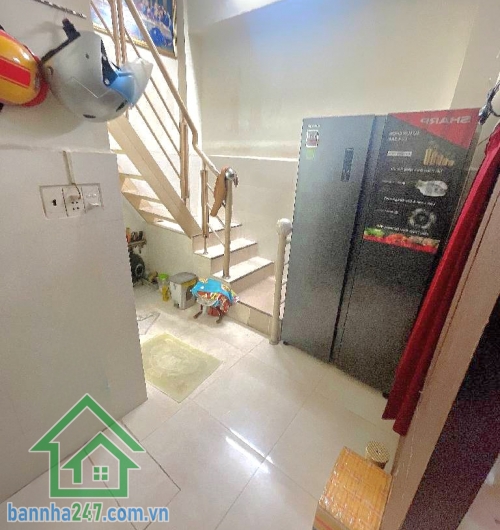 CHỈ 6 TỶ – HẺM XE HƠI – NGAY CHỢ HOA HỒ THỊ KỶ  DT: 24m² (5.8 x 4.9m) – 3 tầng BTCT.2PN – 2WC, nhà chính chủ lâu đời. Cho thuê ngay 18tr/tháng. Hẻm xe hơi thông.